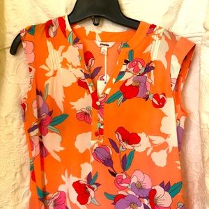 🚦Candies floral sleeveless, button front, pintuck shell